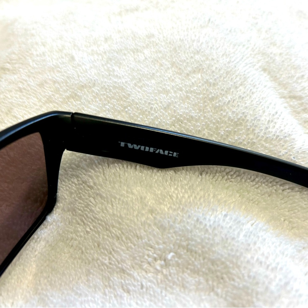 Oakley men’s Two Face sunglasses - model 9189-26 for 75, ship next day